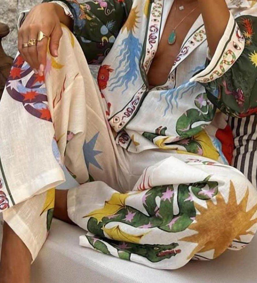 Two-piece set in cream base with multicolor print, V-neck shirt and wide-leg pants