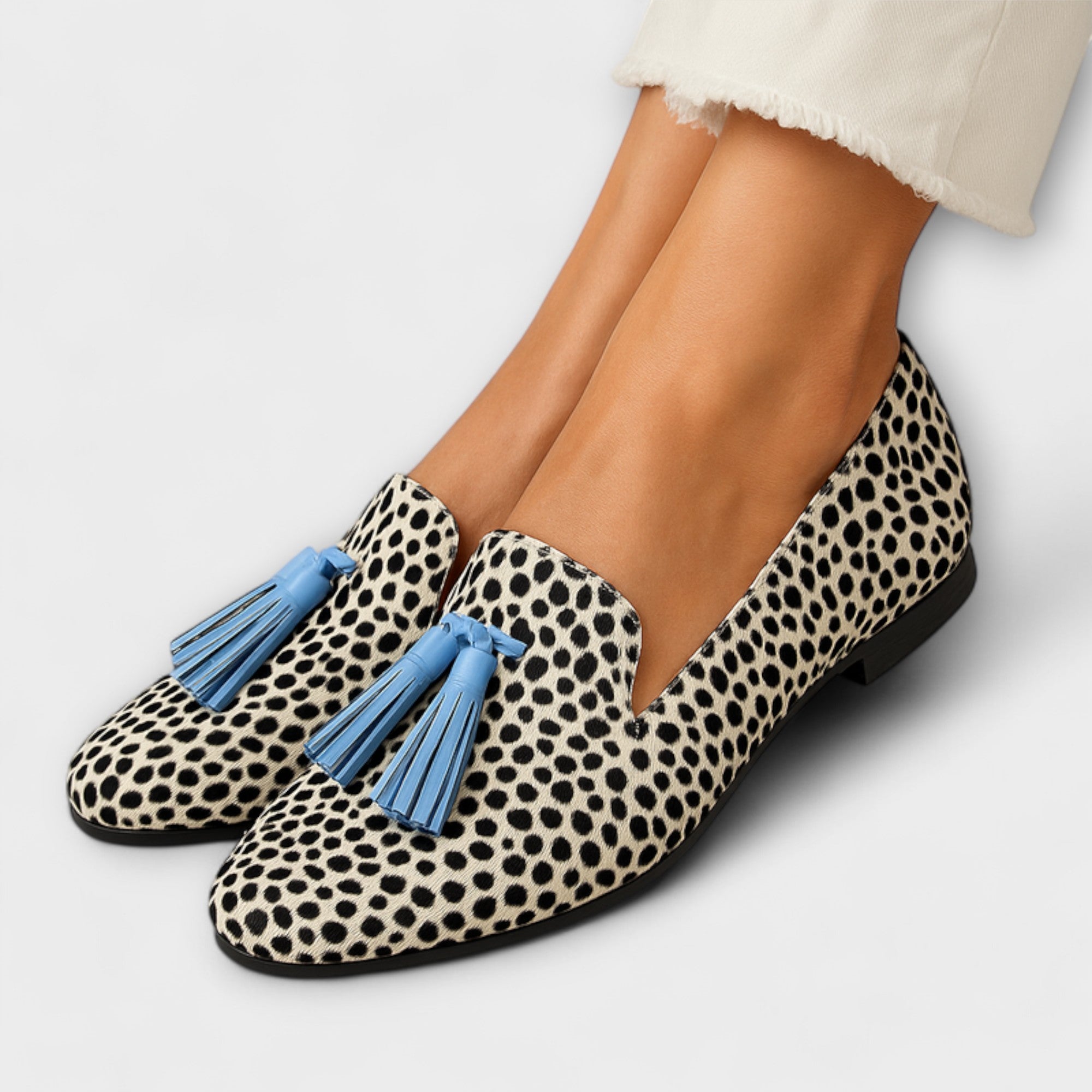 Tassel loafer shoes with leopard-spotted cream and blue tassels