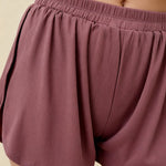 Mauve pleated pajama shorts with elastic waistband and ribbed fabric