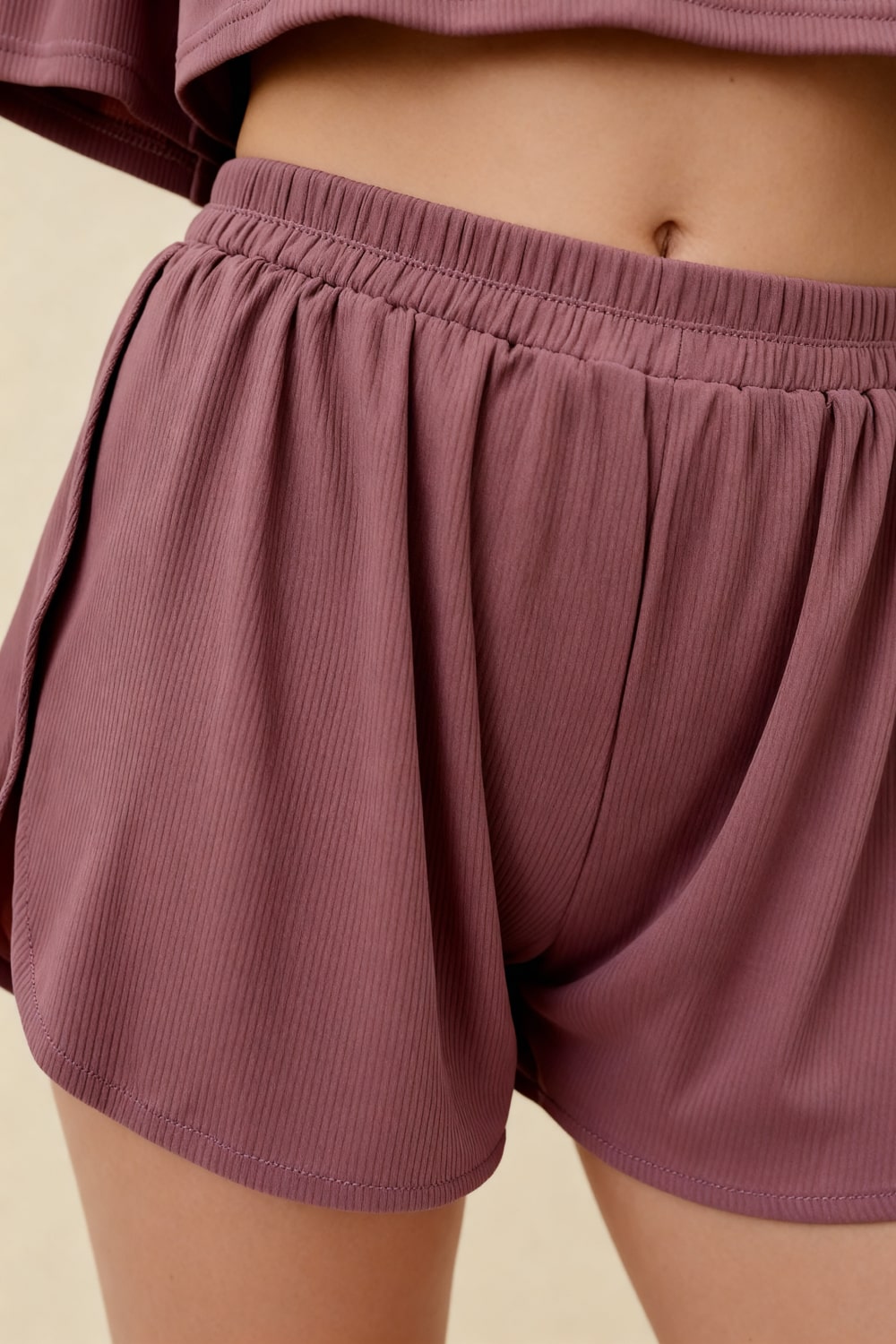 Mauve pleated pajama shorts with elastic waistband and ribbed fabric