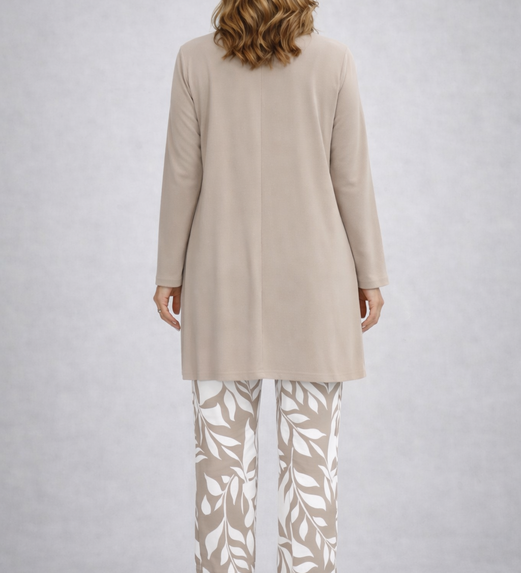 Erynn 3-piece set: back-view beige tunic and leaf-print trousers