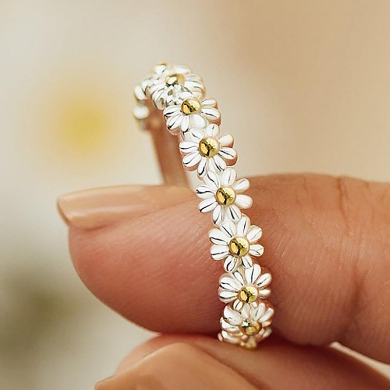 Silver daisy margarita ring with gold centers, floral band detail