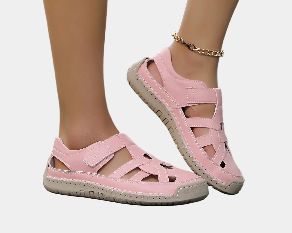 Lightweight summer sandals in pink with adjustable straps and cushioned sole