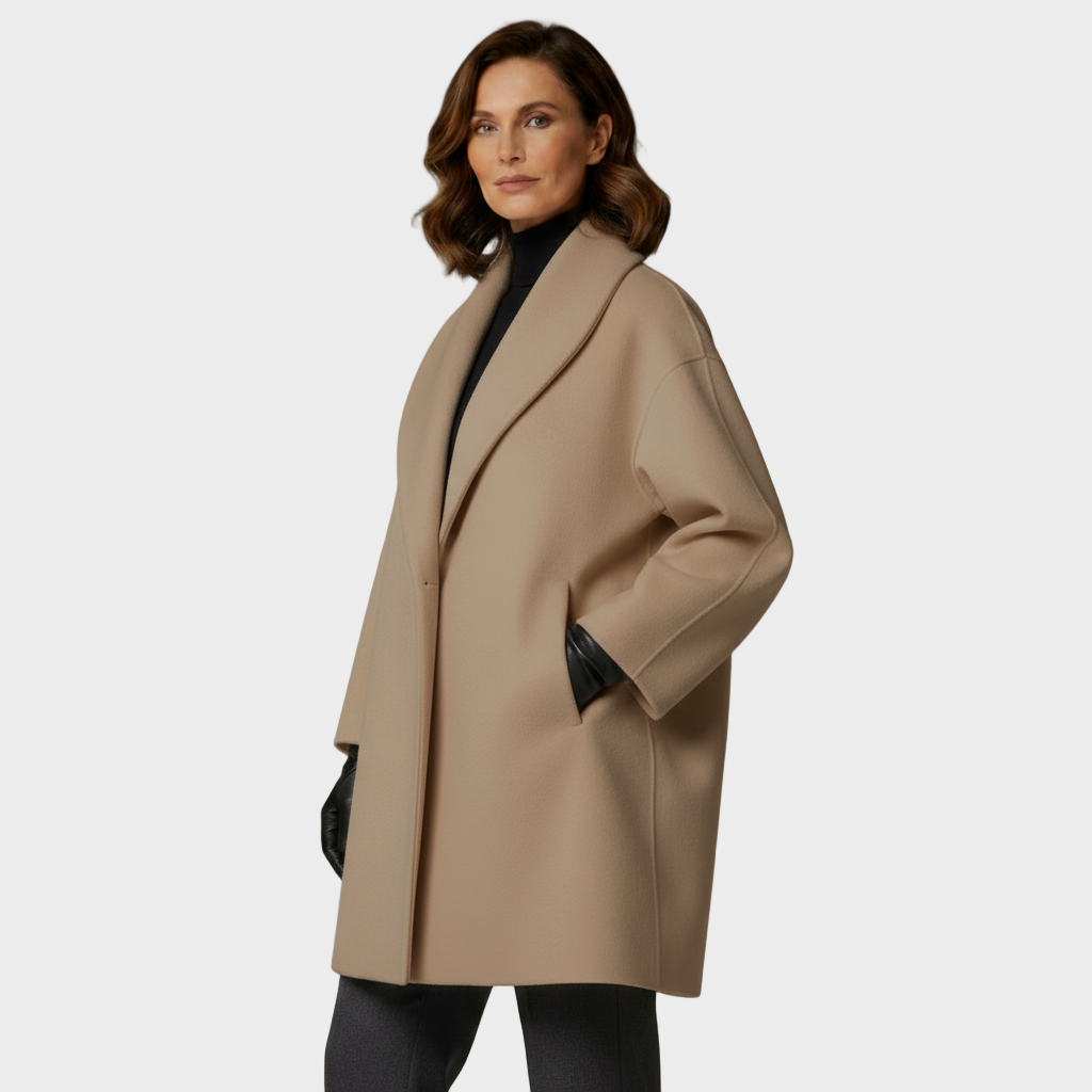 Beige wool coat with notch lapel and flap pocket, single-breasted front, elbow-length sleeves