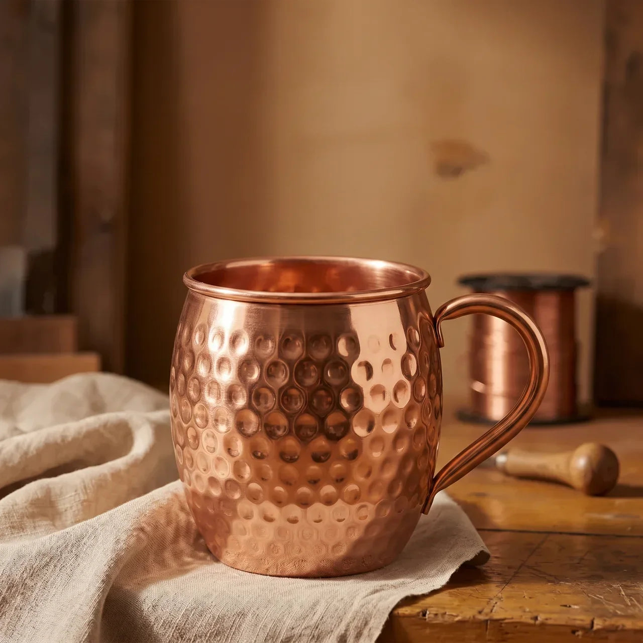 Hammered copper mug with curved handle, 440 ml capacity