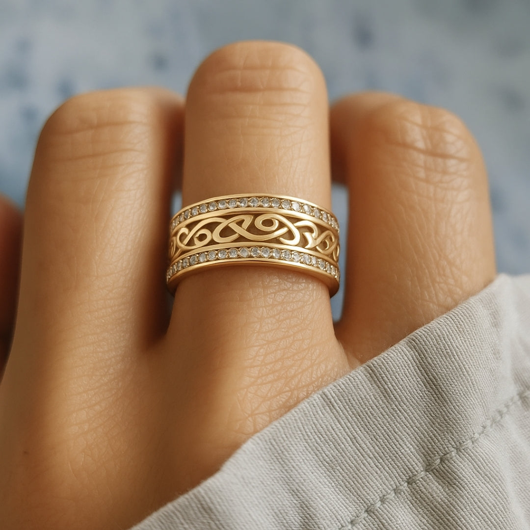 Auriu Luce Vuota ring, gold band with engraved filigree and crystal-stone border