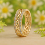 Auriu Luce Vuota ring, wide gold band with looping pattern and diamond-like stones