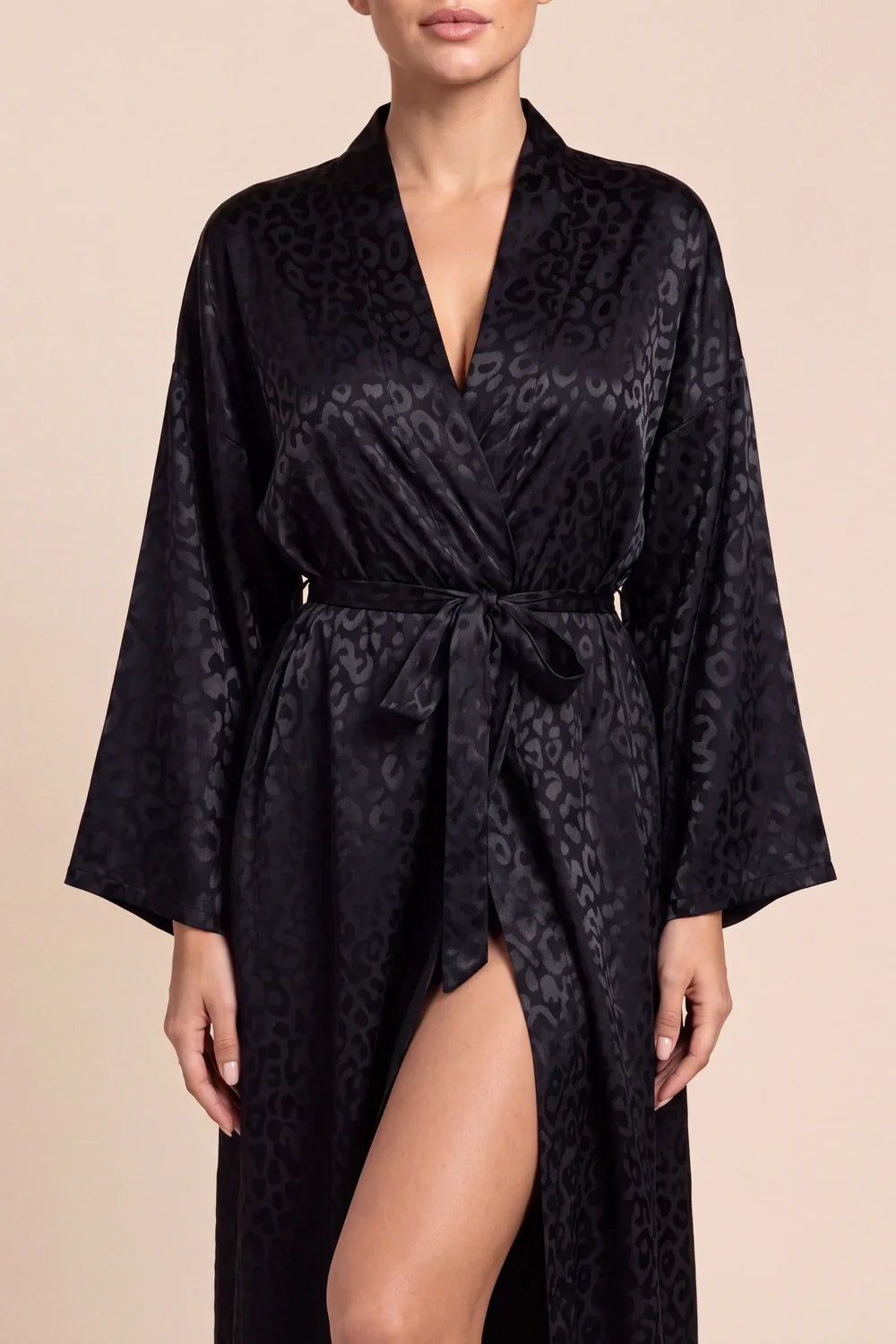 Christy kimono robe, dark leopard print with V-neck and waist tie, long wide sleeves, slit