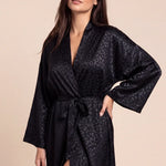 Christy kimono robe angled, dark leopard print, V-neck, waist tie, wide sleeves, thigh slit