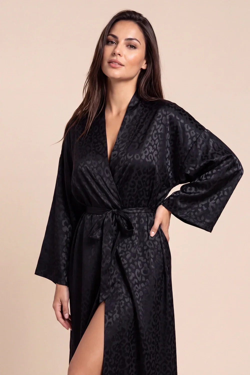 Christy kimono robe angled, dark leopard print, V-neck, waist tie, wide sleeves, thigh slit