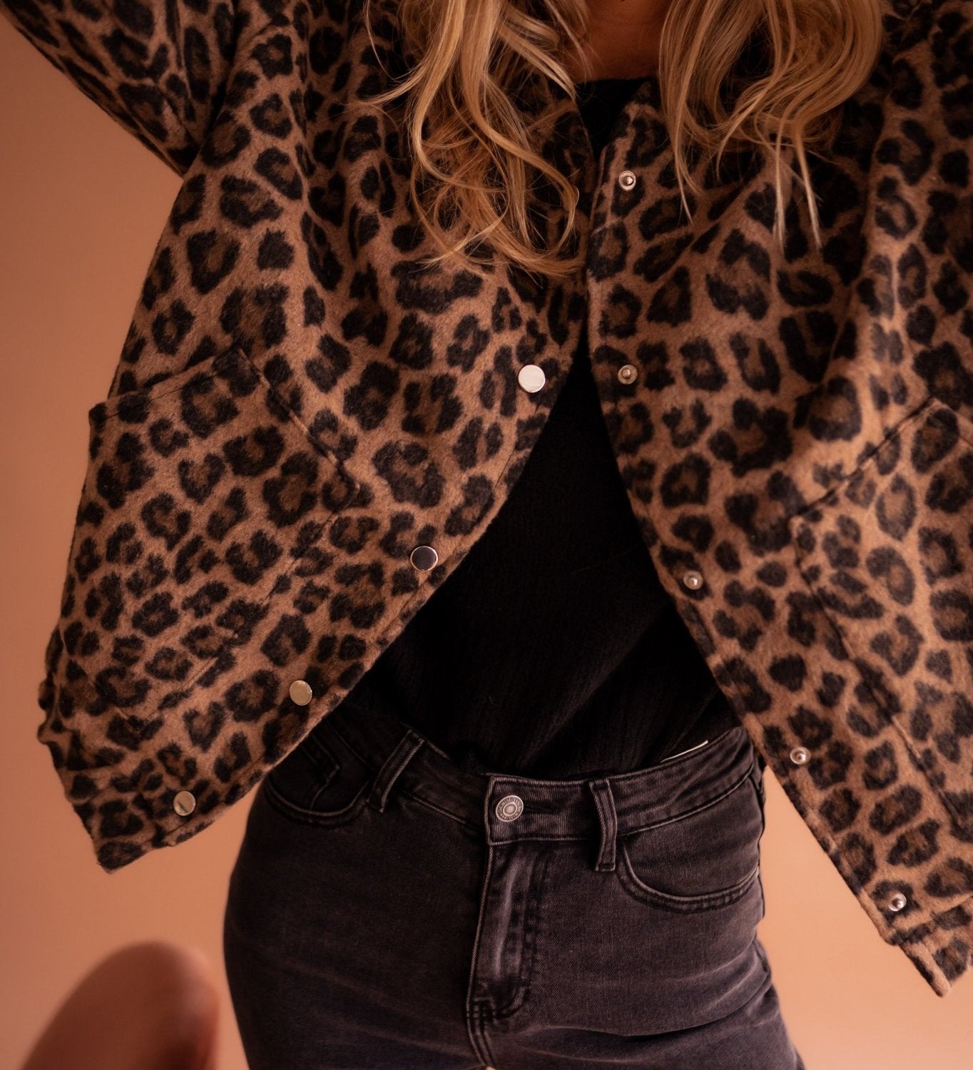 Leopard-print button-front jacket with long sleeves and two chest pockets
