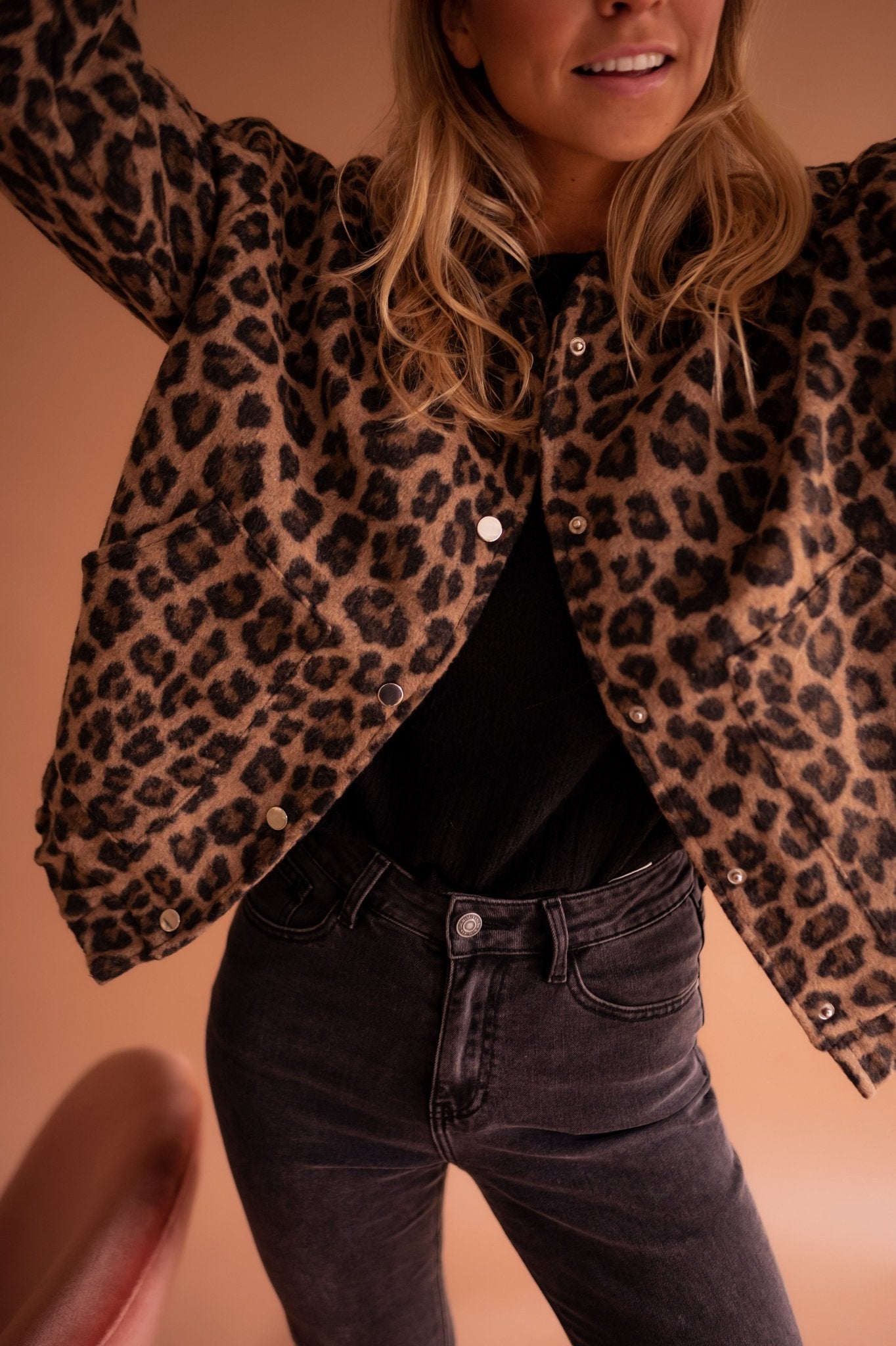 Leopard-print button-front jacket with long sleeves and two chest pockets