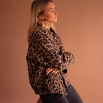 Leopard-print jacket with long sleeves and button-front closure