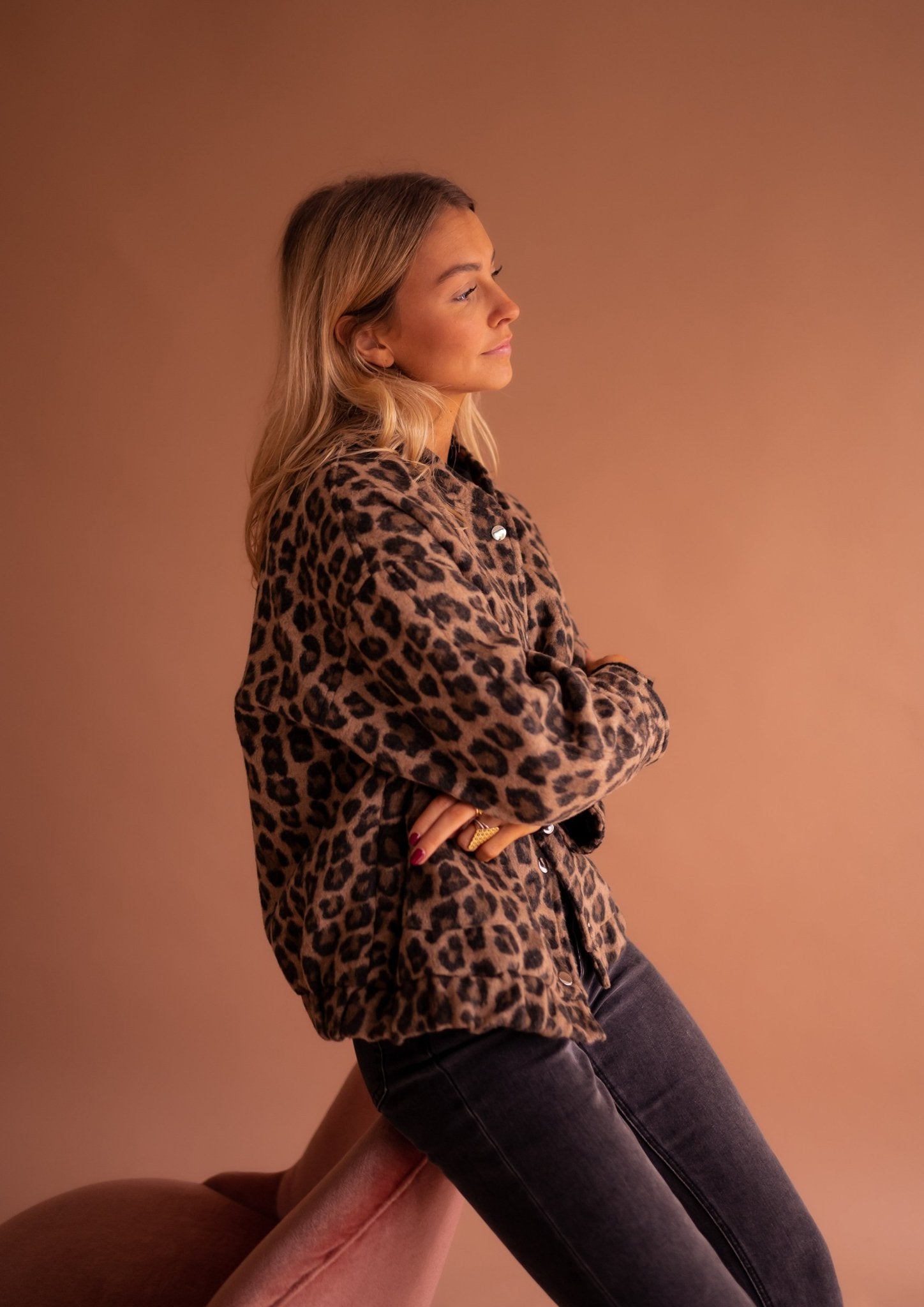 Leopard-print jacket with long sleeves and button-front closure
