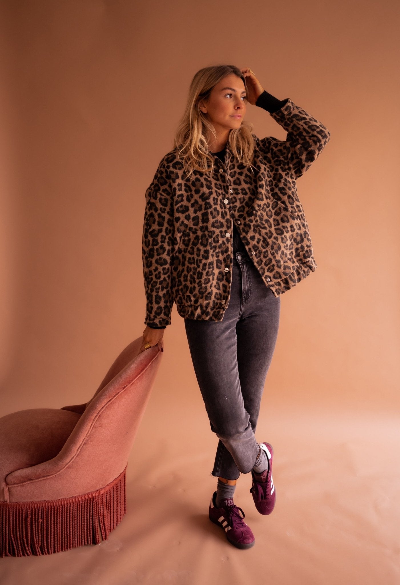 Leopard-print jacket with long sleeves and button-front closure