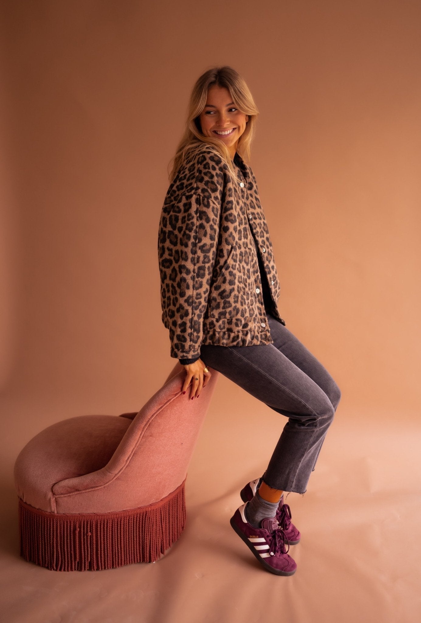 Leopard-print jacket with long sleeves and button-front closure